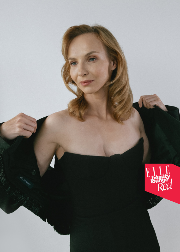 Jana Plodková má na sobě outfit od Lukáše Macháčka. 

Make-up: Douglas / Armani

Vlasy: Shu Uemura Art of Hair
