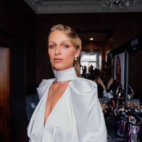 Veronika Kašáková

Make-up: Douglas / Armani

Vlasy: Wella
