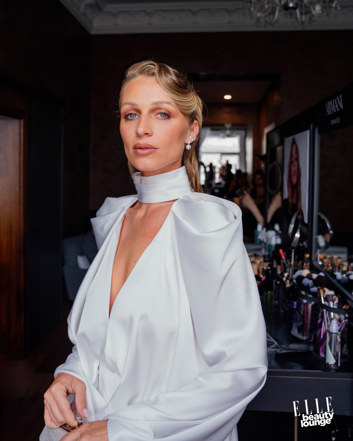 Veronika Kašáková

Make-up: Douglas / Armani

Vlasy: Wella
