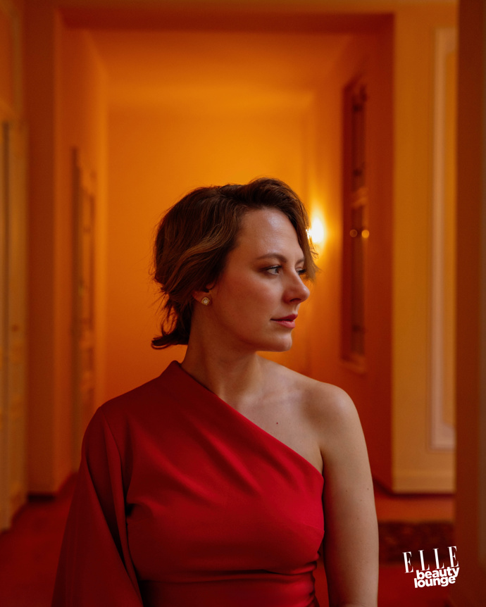 Thea Prokop

Make-up: Douglas / Armani

Vlasy: Wella
