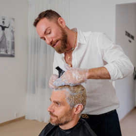 Leoš Mareš

Vlasy: Wella
