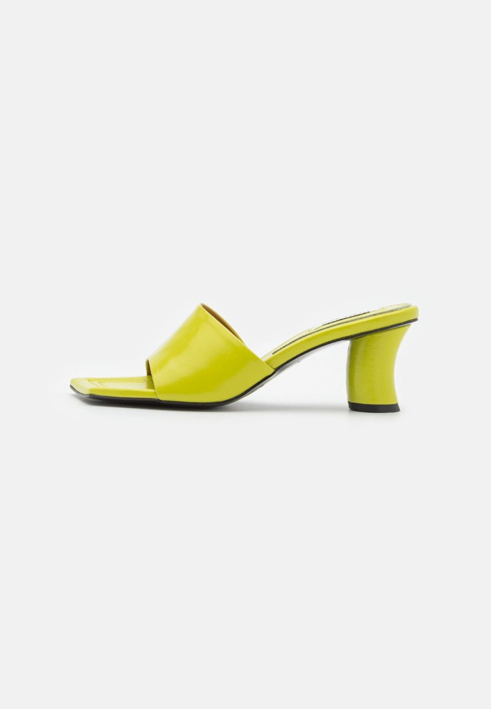  

Pantofle na podpatku, Reike Nen, 7 720 Kč, prodává Zalando
