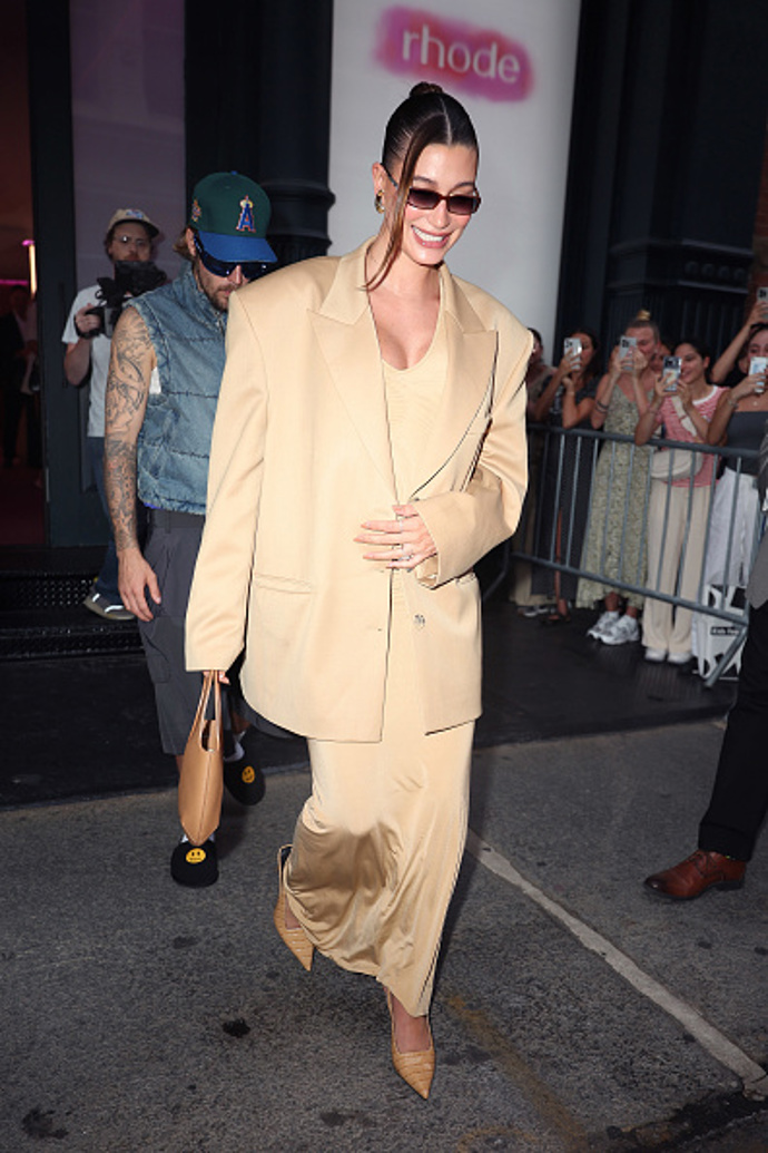Hailey Bieber a její těhotenský styl
