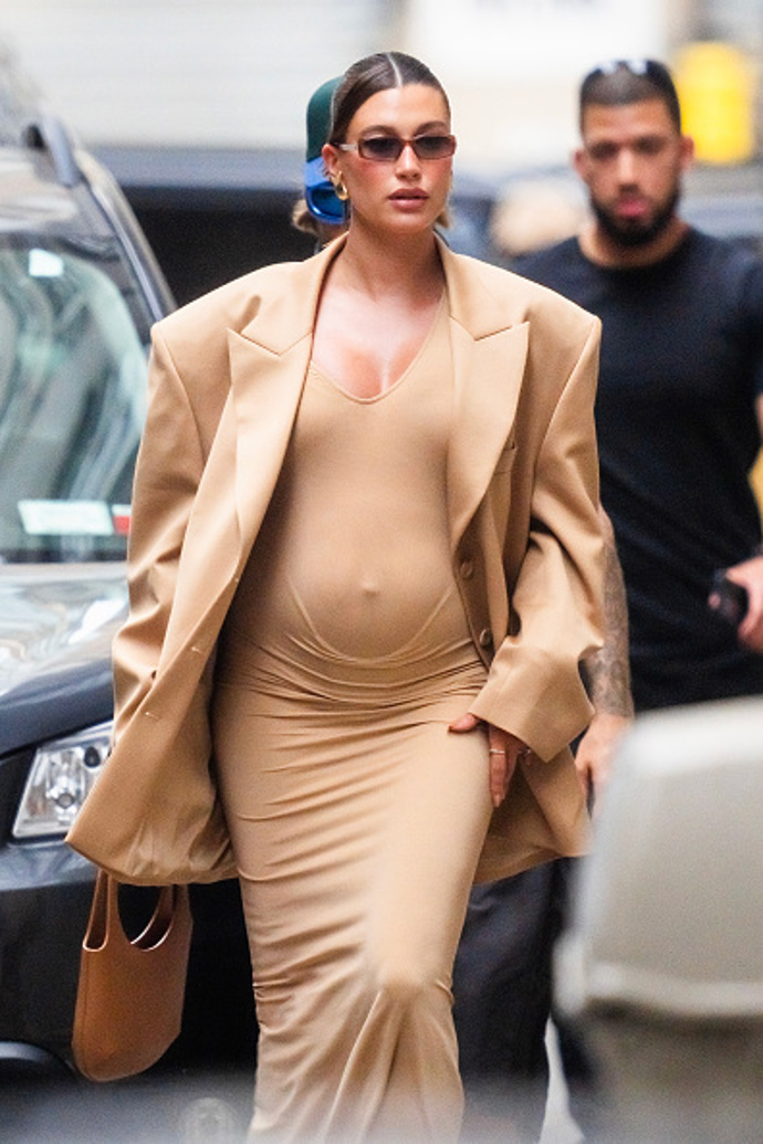 Hailey Bieber a její těhotenský styl

