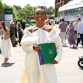 Herečka Adjoa Andoh na Wimbledonu.

