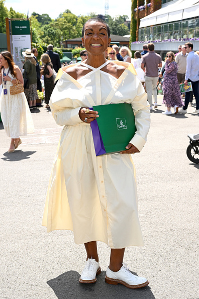Herečka Adjoa Andoh na Wimbledonu.
