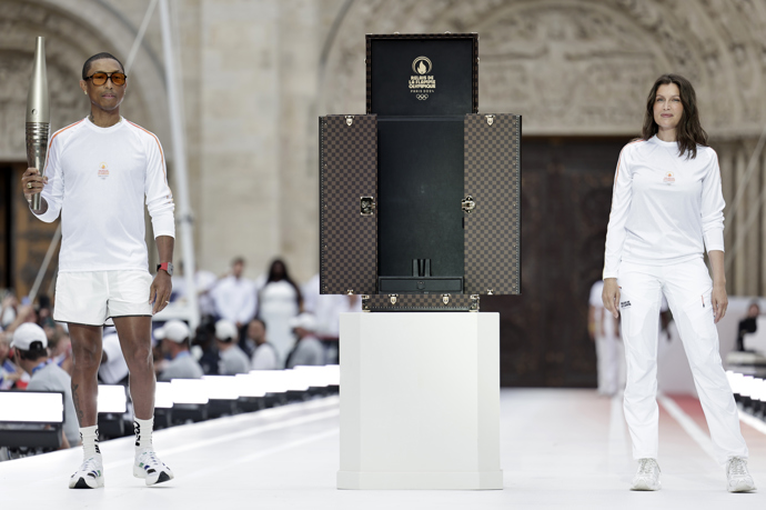  

Pharrel Williams a Laetitia Casta při představení zavazadel na medaile od Louis Vuitton 
