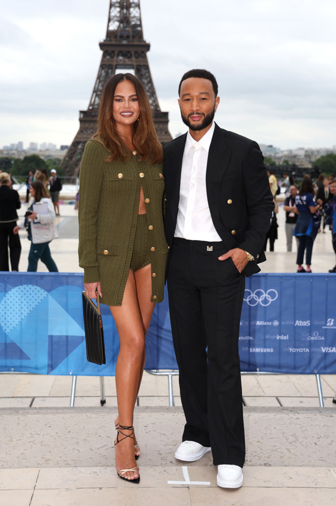  

Chrissy Teigen a John Legend během zahájení olympiády v Paříži

