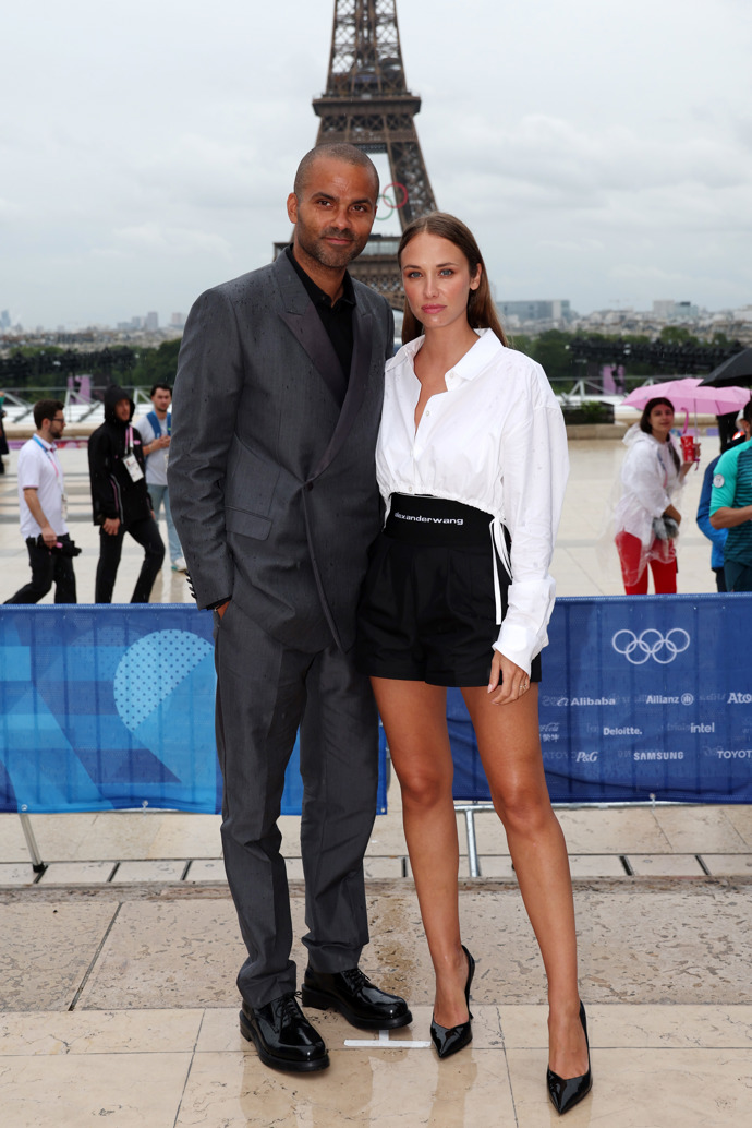  

Tony Parker a Agathe Teyssier  během zahájení olympiády v Paříži
