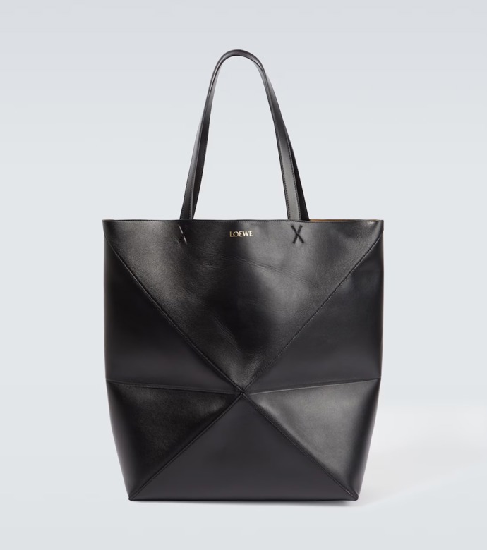  

Puzzle Fold Large leather tote bag, Loewe, 1 900 EUR, prodává Mytheresa
