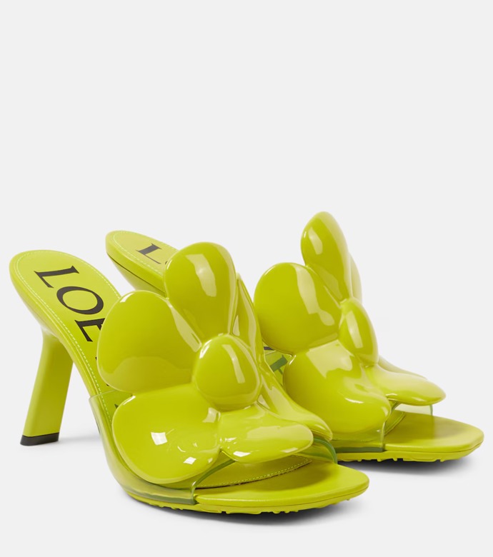  

Petal Flower PVC mules, Loewe, 1 000 USD, prodává Mytheresa
