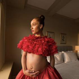 Adwoa Aboah a její těhotenský styl
