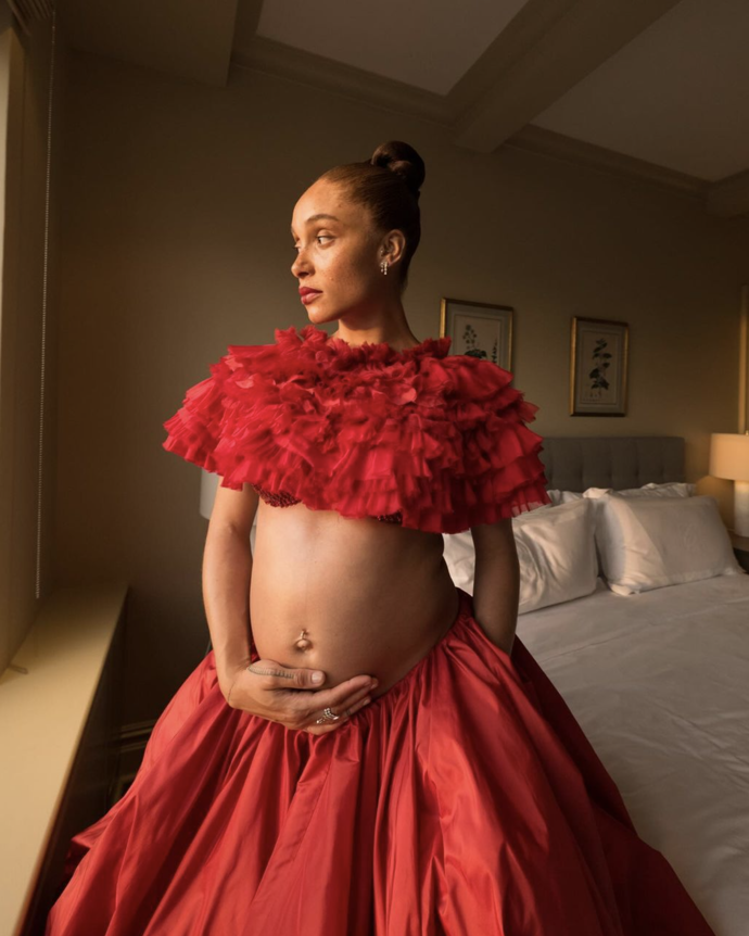 Adwoa Aboah a její těhotenský styl
