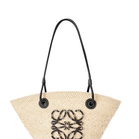 Proutěný košík Small Anagram Basket bag in iraca palm and calfskin, Loewe, 650 EUR
Proutěný košík Small Anagram Basket bag in iraca palm and calfskin, Loewe, 650 EUR