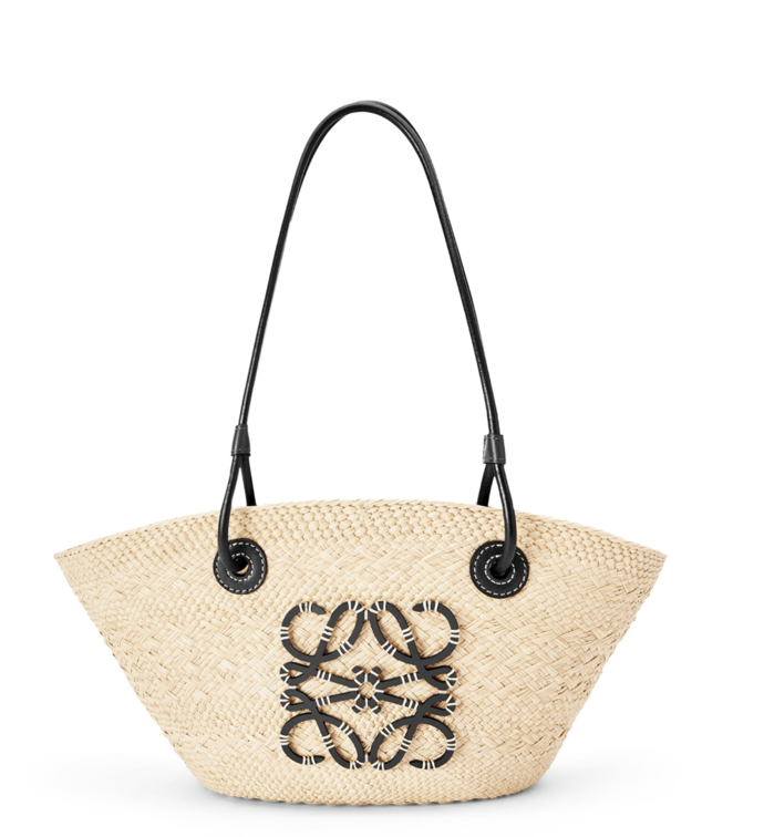  

Proutěný košík Small Anagram Basket bag in iraca palm and calfskin, Loewe, 650 EUR
