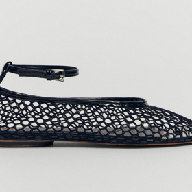 Ballet flats with mesh bracelet, Mango, 1890 Kč
Ballet flats with mesh bracelet, Mango, 1890 Kč