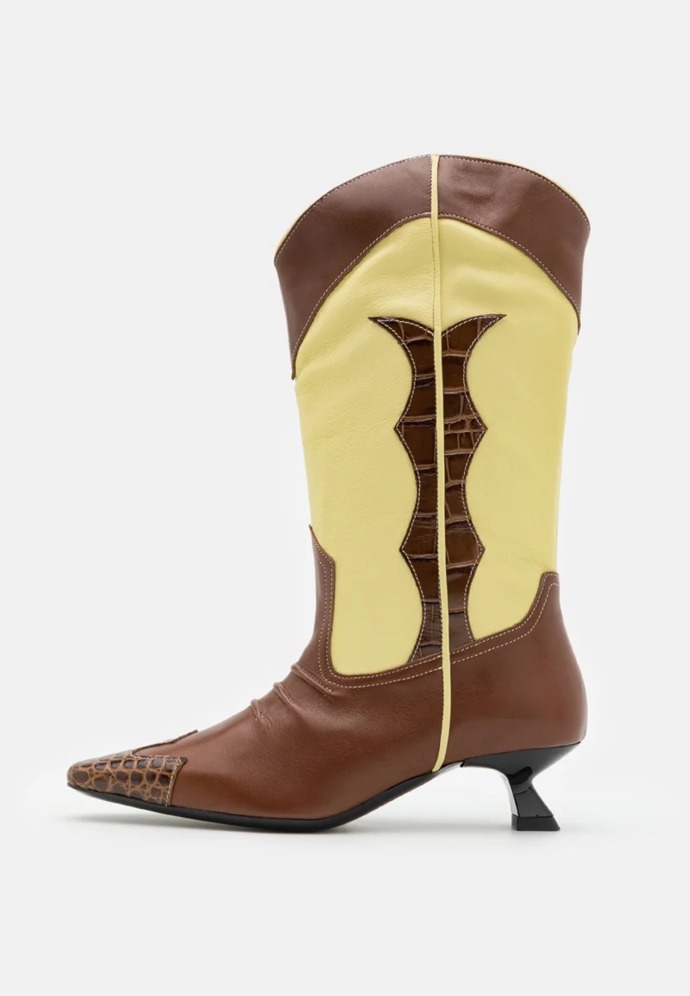  

Kovbojské boty Jessie, Rejina Pyo, 22 800 Kč, prodává Zalando
