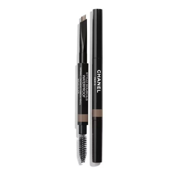 Odolná tužka na obočí Stylo Sourcils Waterproof od značky Chanel v odstínu 808 – Brun Clair, dostupné na chanel.com, 1100,- Kč
