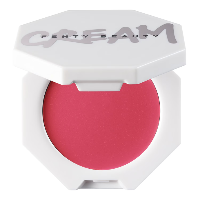 Lehká krémová tvářenka Cheeks Out Freestyle Cream Blush od Fenty Beauty v odstínu Strawberry Drip, dostupné na fentybeauty.com, 779,- Kč
