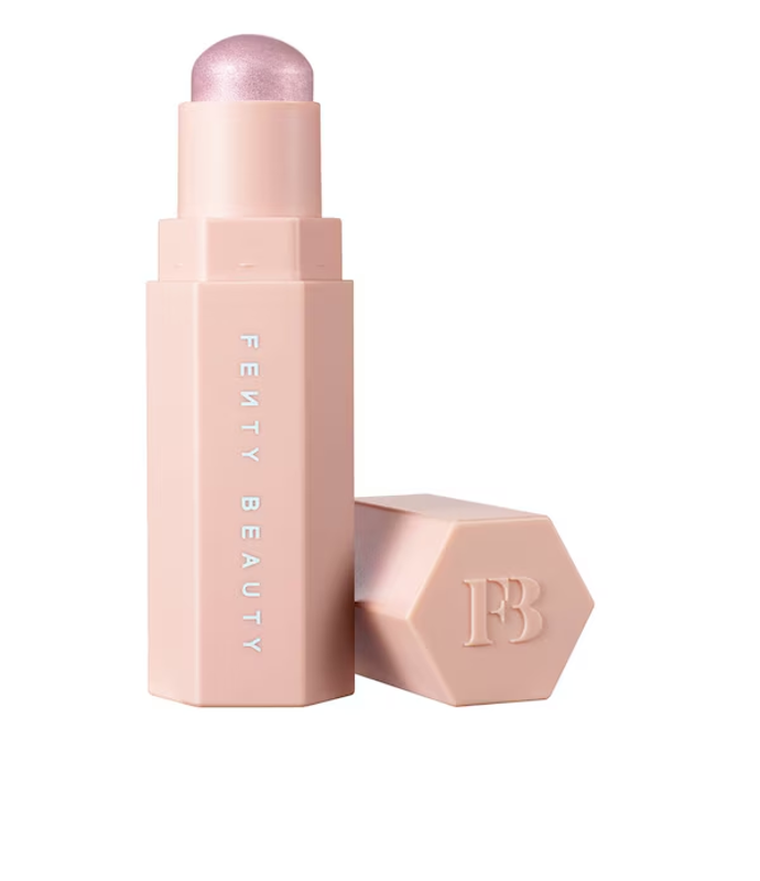 Rozjasňující líčidlo v tyčince Match Stix Shimmer Skinstick od Fenty Beauty v odstínu Confetti, dostupné v Sephora, 760,- Kč
