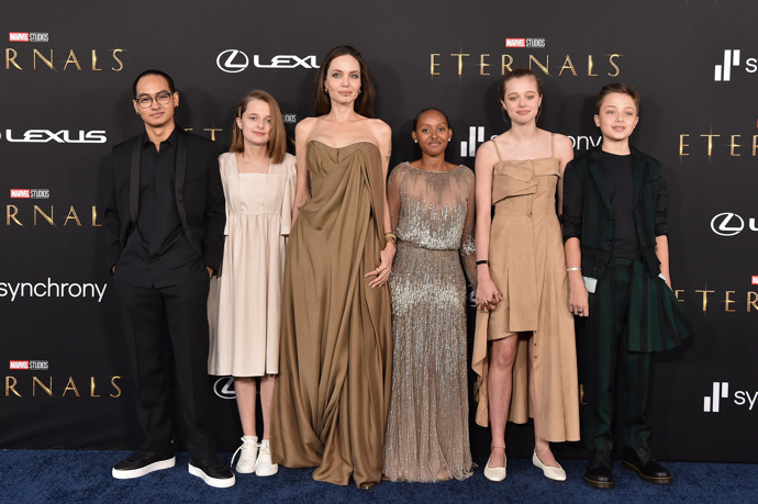 

Herečka Angelina Jolie předala své nádherné šaty Elie Saab z Oscarů 2014 své dceři Zahaře, která si je oblékla o sedm let později na premiéru filmu The Eternals.
