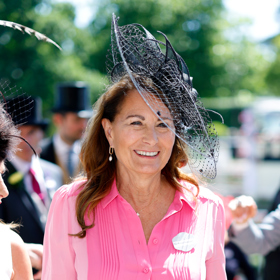  

Carole Middleton si půjčila šaty, které měla princezna Kate na královských zásnubách v roce 2021
