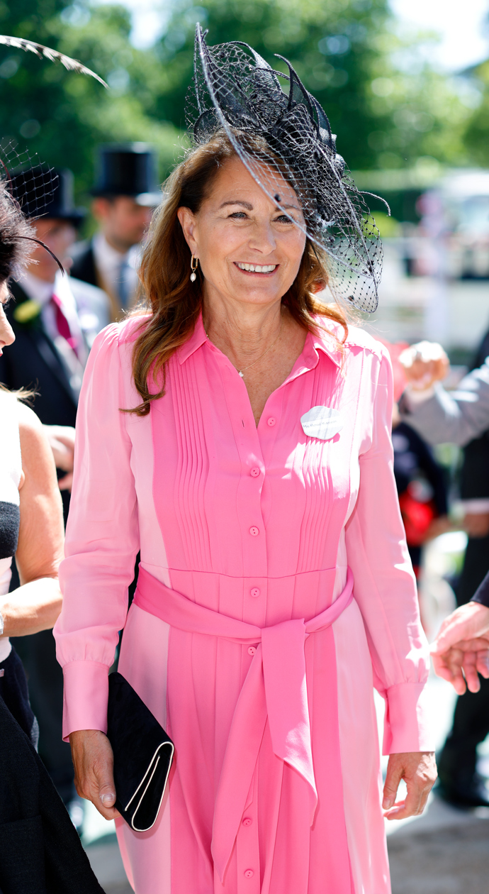  

Carole Middleton si půjčila šaty, které měla princezna Kate na královských zásnubách v roce 2021
