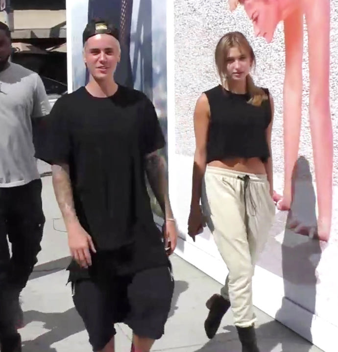  

Justin Bieber a Hailey Baldwin v říjnu 2015
