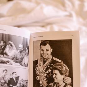 Pokoj Valentina vzdává hold své jmenovkyni Valentině Těreškovové, ruské kosmonautce, která byla v roce 1963 vůbec první ženou ve vesmíru. Zemi obkroužila 48krát, její let trval tři dny.
Pokoj Valentina vzdává hold své jmenovkyni Valentině Těreškovové, ruské kosmonautce, která byla v roce 1963 vůbec první ženou ve vesmíru. Zemi obkroužila 48krát, její let trval tři dny.