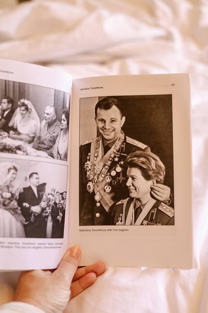 Pokoj Valentina vzdává hold své jmenovkyni Valentině Těreškovové, ruské kosmonautce, která byla v roce 1963 vůbec první ženou ve vesmíru. Zemi obkroužila 48krát, její let trval tři dny.
