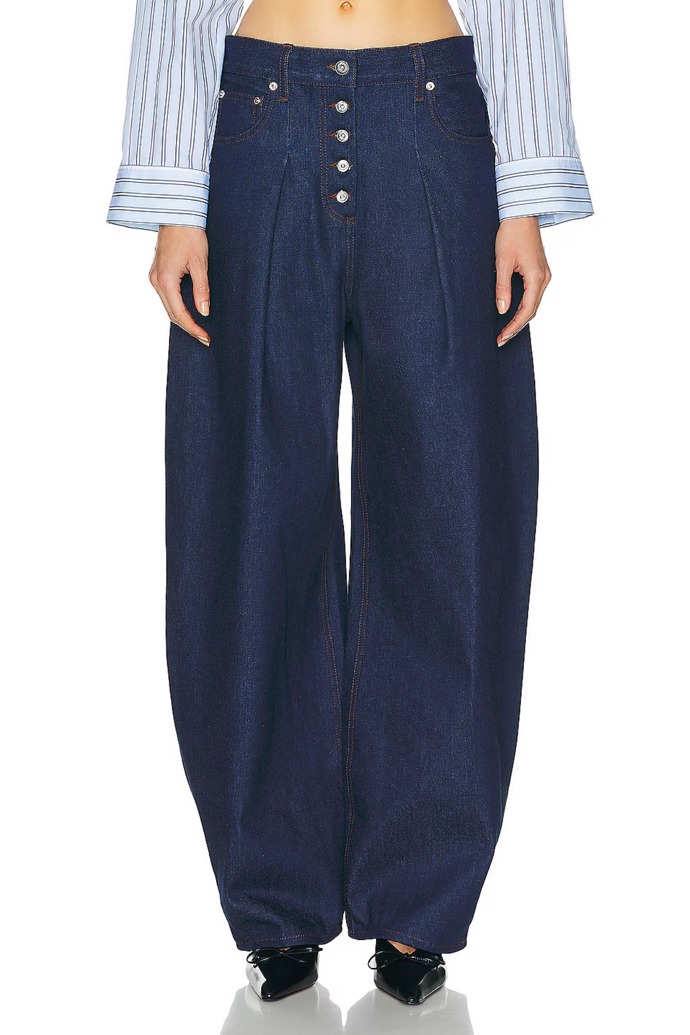  

Denimové kalhoty Le De Nimes Ovalo, Jacquemus, 13 936 Kč, prodává FWRD
