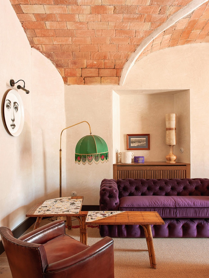Lampa, která ještě nikdy nezůstala bez komentáře. Vintage solitéry lovila majitelka společně s interiérovými designéry Quintana Partners na bleších trzích.
