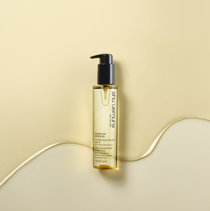 Shu Uemura Essence Absolue Nourishing Oil, intenzivně vyživující víceúčelový olej, který uhlazuje strukturu vlasů a dodává lesk a hladkost.