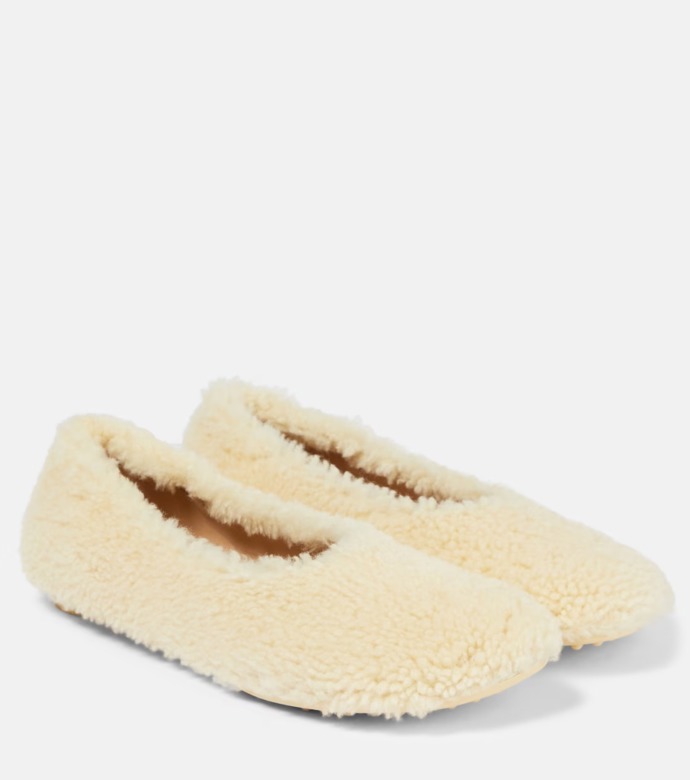  

Shearling ballet flats, Bottega Veneta, 920 eur, prodává Mytheresa
