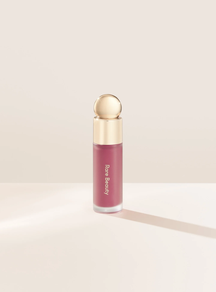 Tekutá tvářenka Soft Pinch Liquid Blush od značky Rare Beauty v odstínu Believe, dostupné na rarebeauty.com, 659,- Kč
