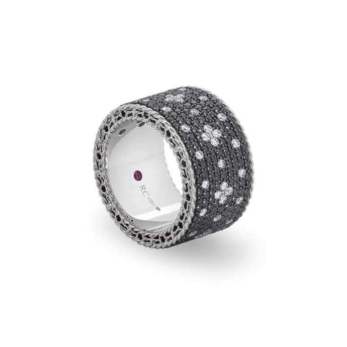  

Prsten Venetian Princess s černými a bílými diamanty, Roberto Coin, od 10 920 EUR
