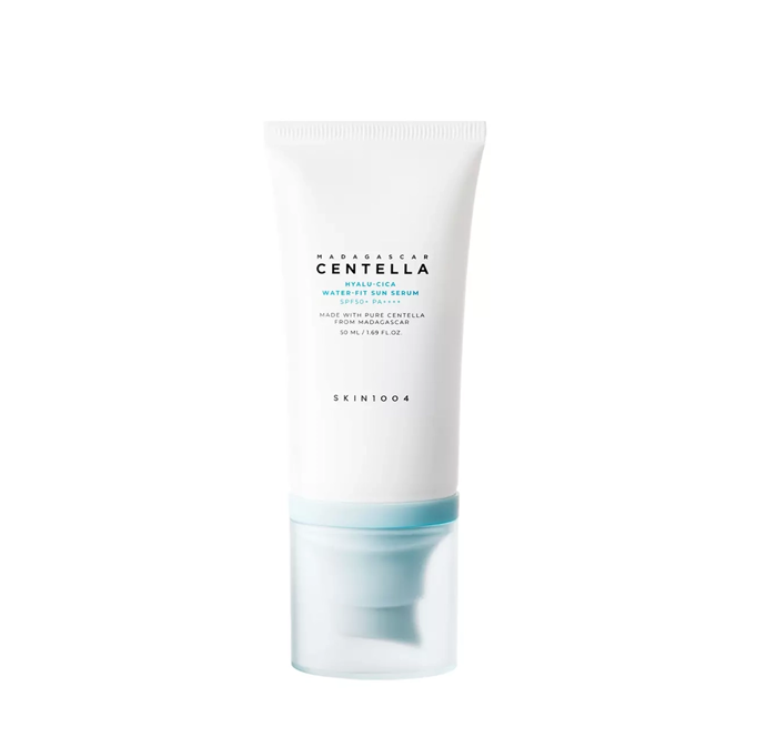 Madagascar Centella Hyalu-Cica Water-Fit Sun Serum SPF 50+ od značky SKIN1004, Notino, 602,- Kč
