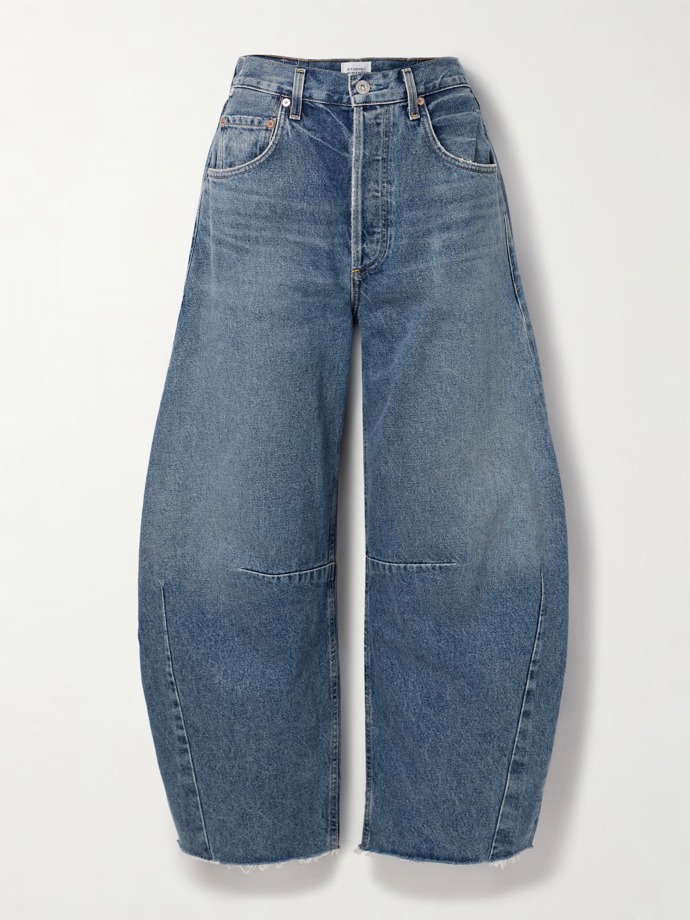  

Horseshoe distressed mid-rise barrel-leg jeans, Citizens of Humanity, 400 EUR, prodává Net-a-porter
