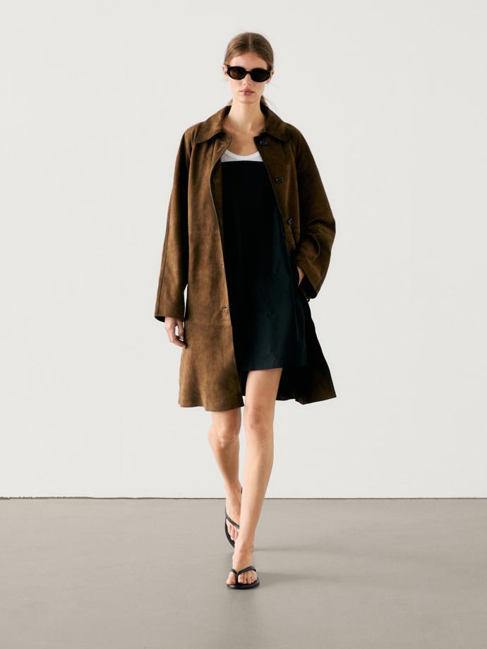 Semišový kožený trenchcoat, Massimo Dutti, 12 999 Kč