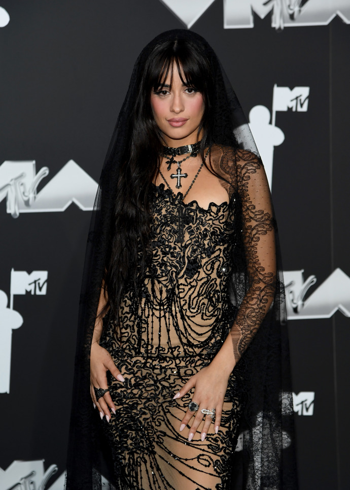  Camila Cabello na vlně dark feminine trendu