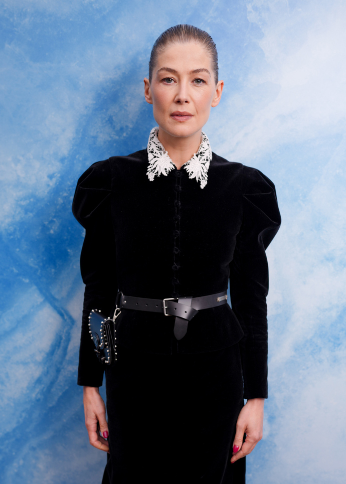  Rosamund Pike během přehlídek na Paris Fashion Week 