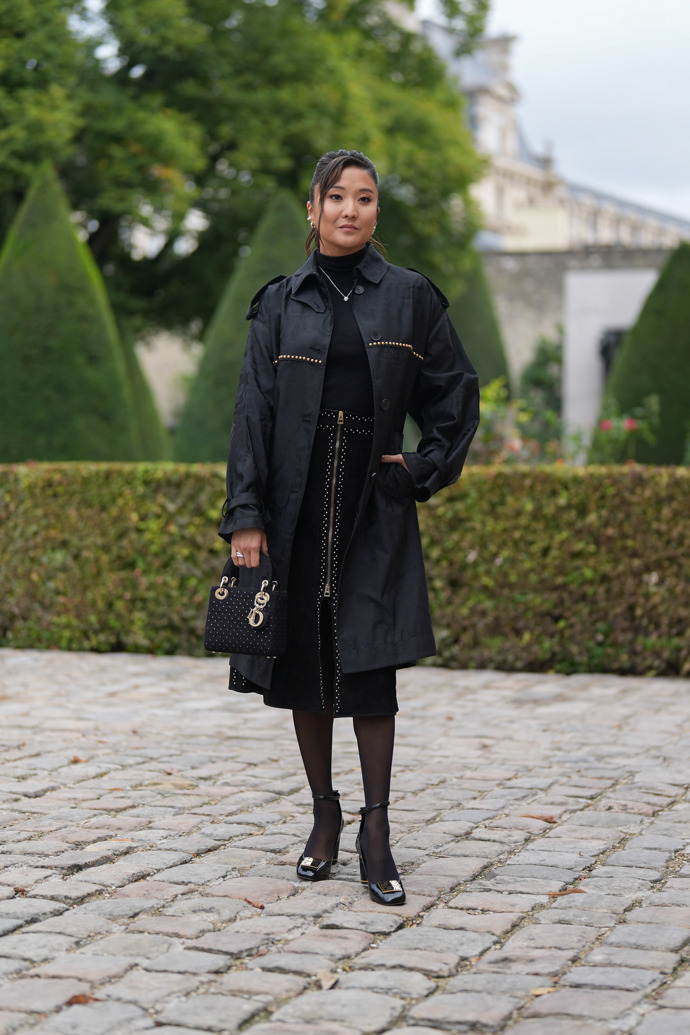  Ashley Park během přehlídek na Paris Fashion Week 