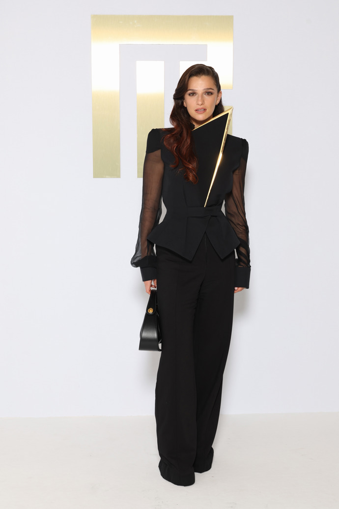  Marisa Abela během přehlídek na Paris Fashion Week 