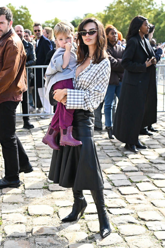  Emily Ratajkowski a její syn Sylvester Apollo Bear během přehlídek na Paris Fashion Week 