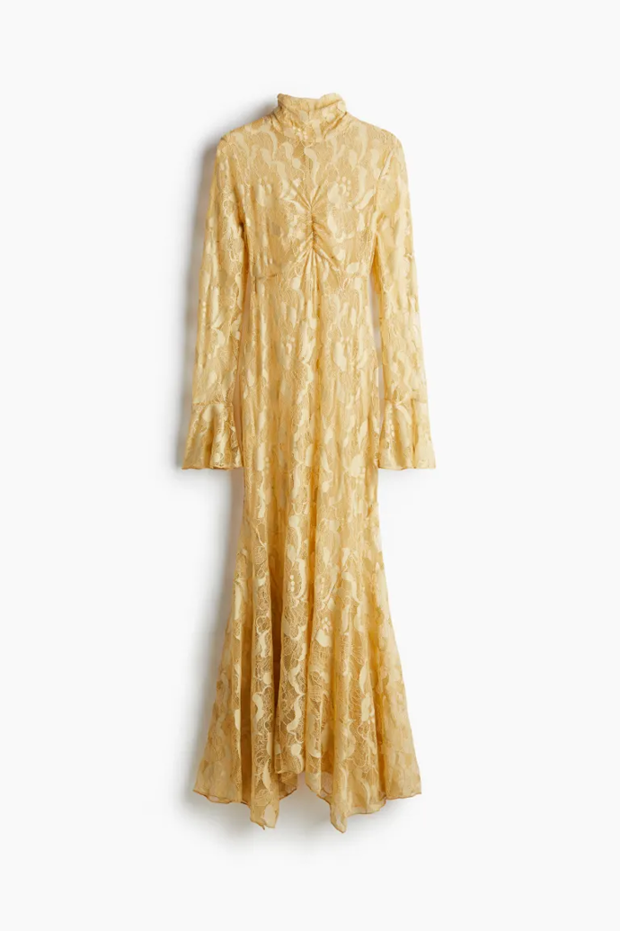 Krajkové maxi šaty s vysokým límcem, H&M, 1 899 Kč
