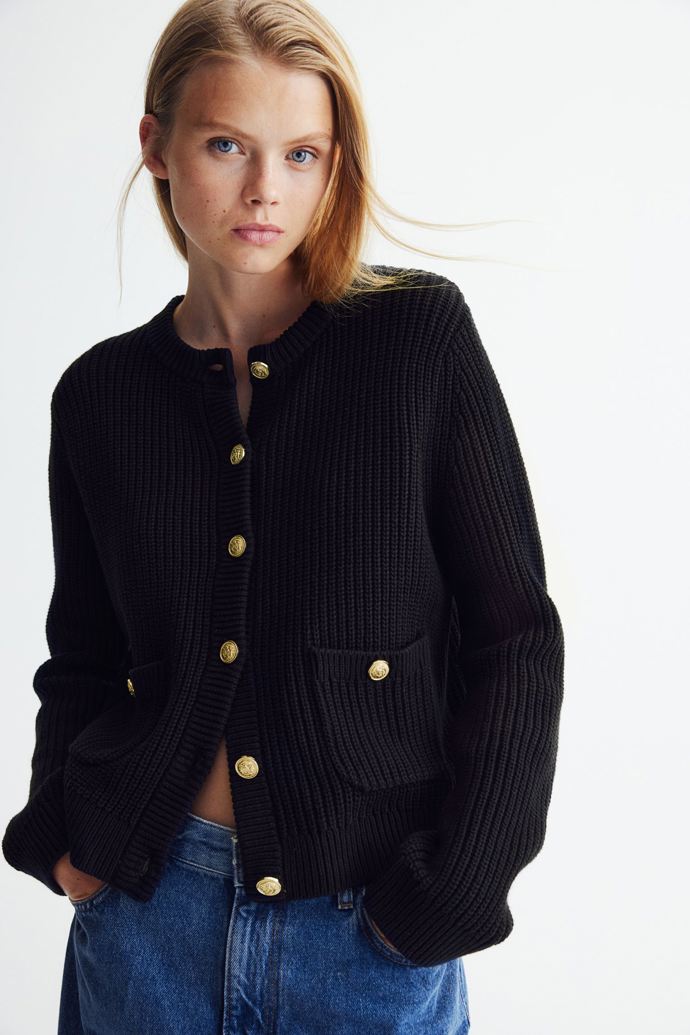 Žebrovaný propínací svetr se zlatými knoflíky, H&M, 719 Kč