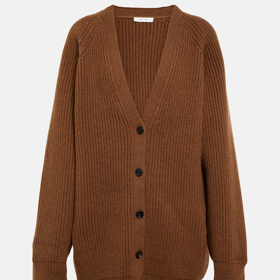 Dlouhý cardigan z vlny a kašmíru, The Row, prodává Mytheresa, 29 637 Kč Dlouhý cardigan z vlny a kašmíru, The Row, prodává Mytheresa, 29 637 Kč