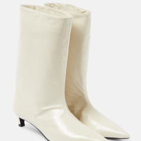 Leather boots, Jil Sander, 1 190 EUR, prodává Mytheresa Leather boots, Jil Sander, 1 190 EUR, prodává Mytheresa