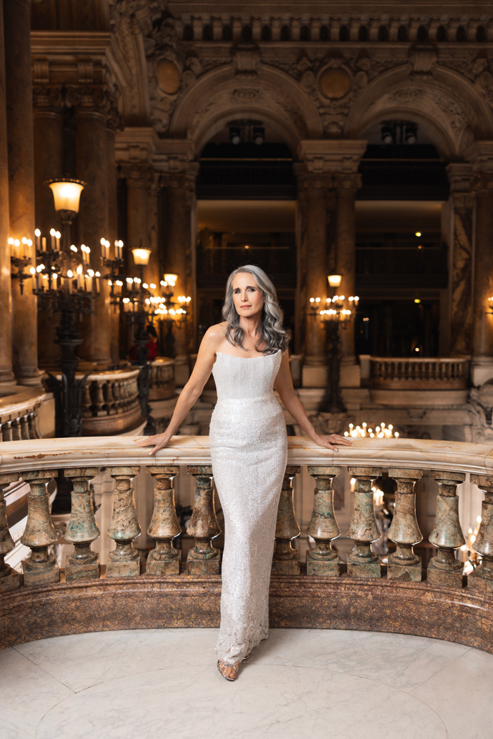  Andie MacDowell na defilé značky L'Oréal Paris „Walk Your Worth“ v Paříži 