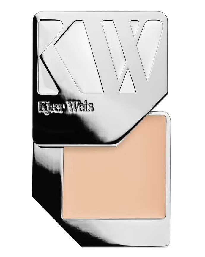 Kjaer Weis Cream Foundation - Ikonický obal, 500 Kč, LíčírnaKjaer Weis Cream Foudation - Refill, 1 190 Kč, Líčírna